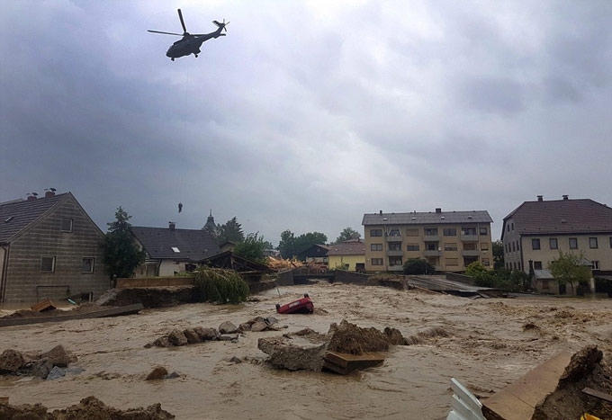 Nhiều ngôi nhà bị nước tràn vào, gây thiệt hại lớn về kinh tế. (Ảnh: AP)
