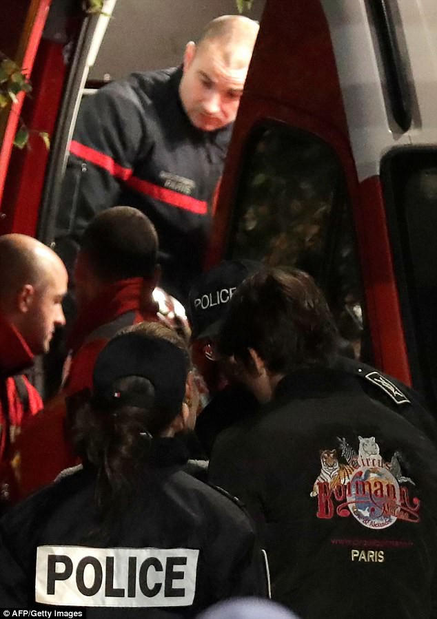 Cảnh sát Paris đã nhanh chóng hạ gục con hổ bằng súng, sau khi những nỗ lực của nhân viên gánh xiếc trong việc dụ con hổ quay trở về chuồng đều thất bại.