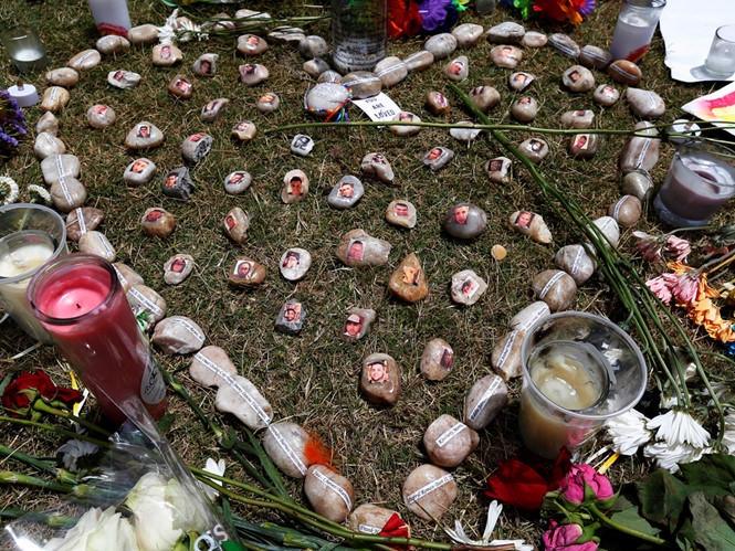 Trái tim bằng đá, in hình các nạn nhân trong vụ xả súng Orlando. (Ảnh: Reuters)