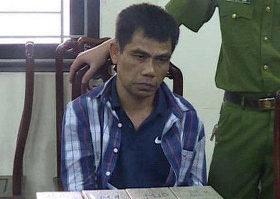 Đối tượng Thanh cùng 12 bánh heroin tang vật.
