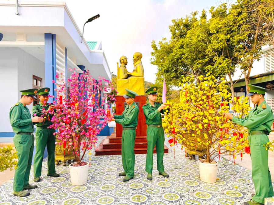 Cán bộ, chiến sĩ Đồn Biên phòng Hòn Khoai trang trí hoa mai, hoa đào đón Xuân.