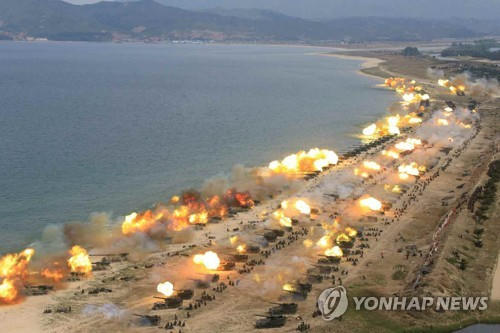 Hơn 300 khẩu pháo đã đồng loạt khai hỏa trong cuộc tập trận hôm qua. (Ảnh: Yonhap)