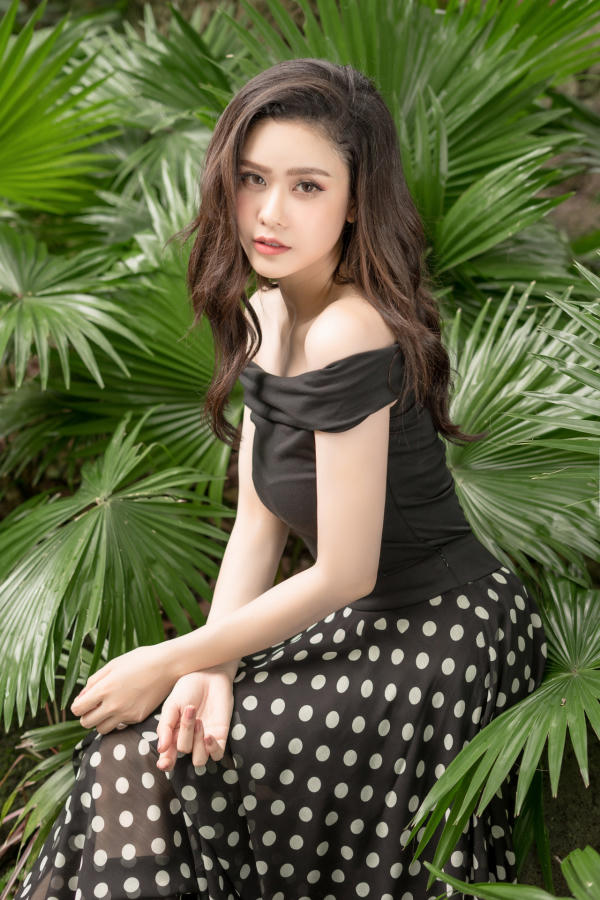 Ca sĩ Trương Quỳnh Anh khoe vẻ đẹp tinh kh&ocirc;i, cuốn h&uacute;t với những thiết kế chấm bi