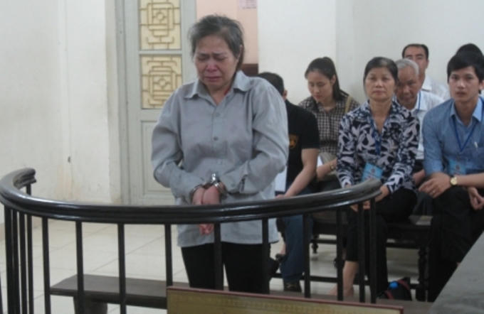 Bị cáo Nguyễn Thị Chiên trước vành móng ngựa không ngừng khóc tại tòa.