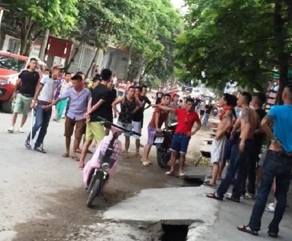 Nguyễn Thùy và Nguyễn Ngọc Thu được xác định là hai nghi can cầm đầu, hàng chục thanh niên gây ra vụ truy sát kinh hoàng khiến cho hàng trăm người dân hoảng loạn (Ảnh cắt từ clip).