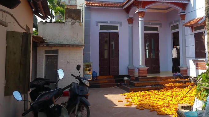 Một góc sân nhà của sản phụ Nguyễn Thị Kha.