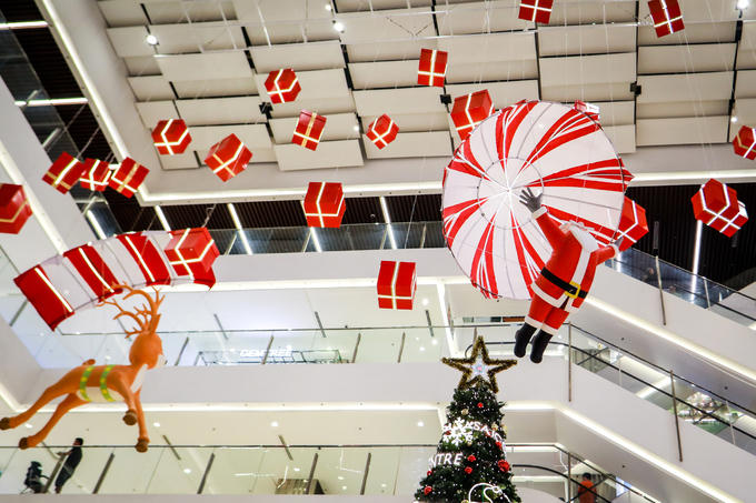 Tiểu cảnh ông già Noel và đàn tuần lộc nhảy dù, phát quà trong một trung tâm thương mại ở quận 1.