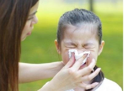 Sổ mũi là triệu chứng thường gặp ở trẻ sơ sinh và trẻ nhỏ. 