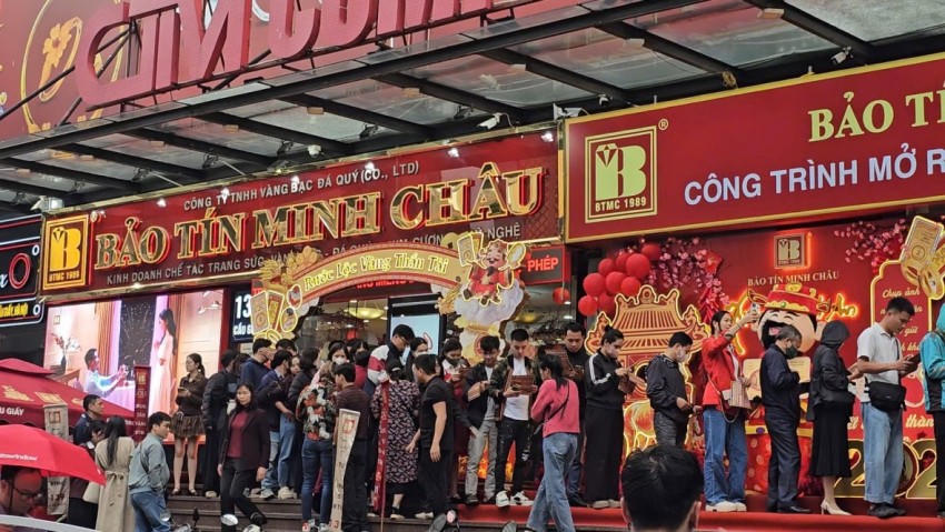 12h trưa, trên đường Cầu Giấy, người dân xếp hàng chờ mua vàng ngày vía Thần Tài.