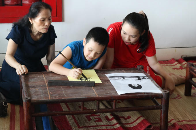 Các em nhỏ được tham gia câu lạc bộ nghệ thuật thư pháp.