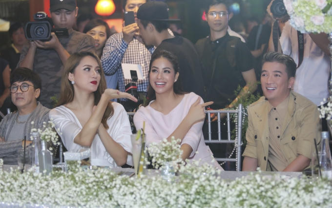 Hương Giang Idol và Phạm Hương thân thiết cùng Đàm Vĩnh Hưng.