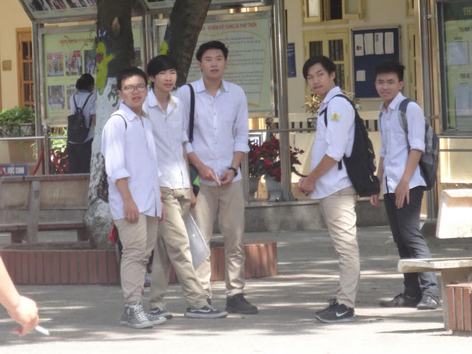 Trái ngược với tâm lý lo lắng của phụ huynh, các thí sinh lại tỏ ra khá vui vẻ sau khi hoàn thành xong bài thi đầu tiên.