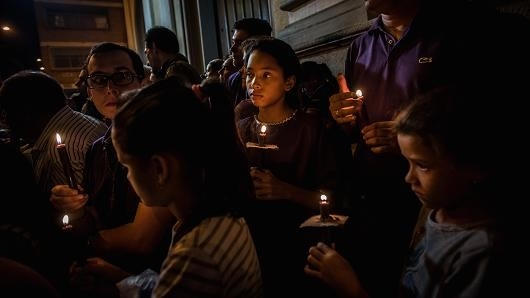  Người dân thủ đô Caracas của Venezuela phải dùng nến thắp sáng do khủng hoảng năng lượng. (Ảnh: Bloomberg)