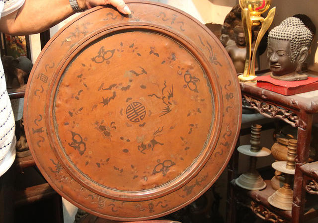 Một chiếc mâm cổ được làm bằng đồng đen - loại vật liệu đắt hơn vàng.