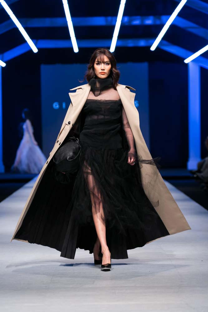 Siêu mẫu Lan Khuê diện đầm đen kiêu kỳ làm vedette trên sàn diễn Vietnam International Fashion Week Thu Đông 2018