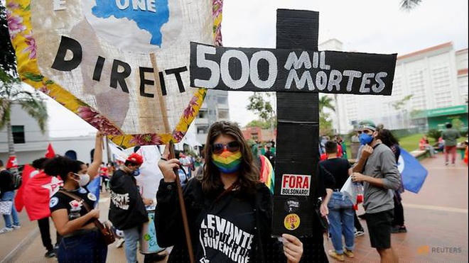 Người biểu tình đổ xuống đường phản đối chính phủ khi số ca tử vong vượt mốc 500.000 tại Brazil (Ảnh: Reuters).