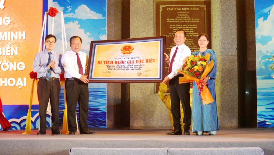 Ông Nguyễn Minh Luân - Ủy viên BTV Tỉnh ủy, Phó Chủ tịch UBND tỉnh (bên phải) và bà Lê Thị Nhung - Ủy viên BTV Tỉnh ủy, Phó Chủ tịch Thường trực HĐND tỉnh, nhận Bằng xếp hạng Di tích quốc gia đặc biệt Đường Hồ Chí Minh trên biển (Bến Vàm Lũng).