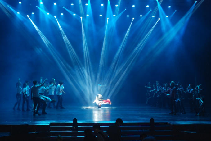 Động tác nhảy hip hop xoay đầu liên tục gây phấn khích trong buổi tổng duyệt.