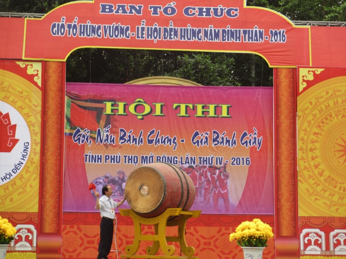Đồng chí Hà Kế San - Ủy viên Ban thường vụ Tỉnh ủy, Phó Chủ tịch UBND tỉnh, Trưởng Ban Tổ chức giỗ Tổ Hùng Vương - Lễ hội Đền Hùng năm 2016 đánh trống khai mạc hội thi. (Ảnh: Thu Hường)