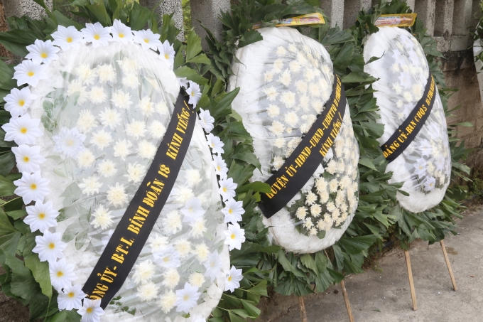 Những vòng hoa trắng do đơn vị, chính quyền, bạn bè kính viếng Trung uý Đặng Đình Duy.
