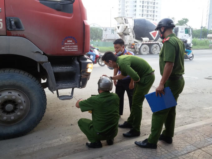 Công an quận 2 khám nghiệm hiện trường.