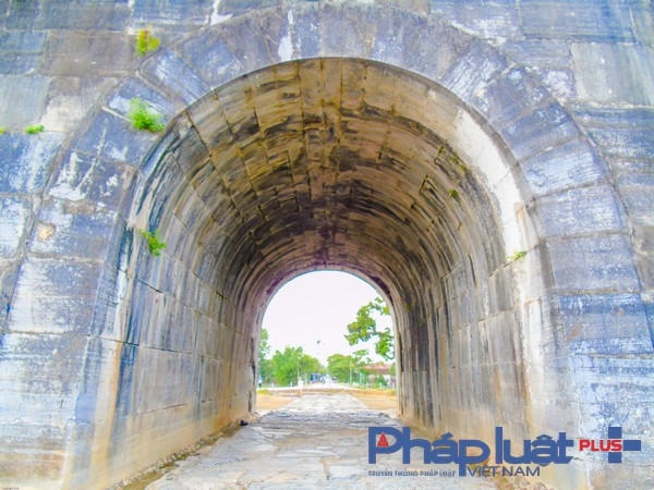 Thành có diện tích 142,2ha; tường thành chiều Nam – Bắc dài 870,5m; chiều Đông – Tây dài 883,5m. Thành nội có 4 cổng, được mở ở chính giữa của bốn bức tường thành.   ( Ảnh: Hà Đương).