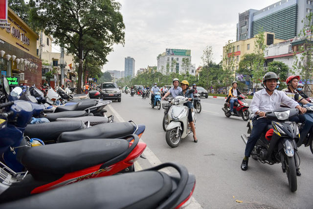 Một số khách hàng do đợi lâu đã quyết định đi về và sẽ quay lại vào thời gian khác.