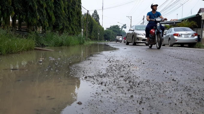 Con đường lầy lội sau khi nước rút.