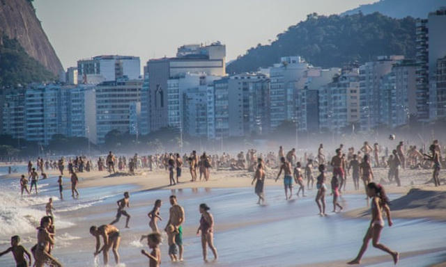Bãi biển đông người ở Rio de Janeiro, Brazil bất chấp nguy cơ lây nhiễm Covid-19. (Ảnh: REX)