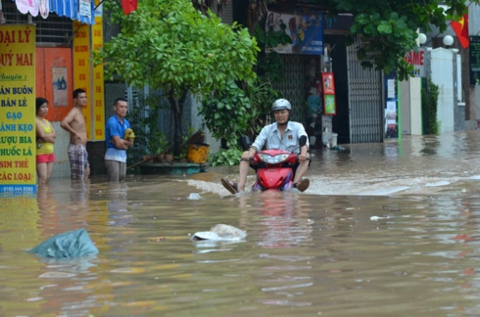 Hình ảnh được ghi lại tại Thanh Trì Hà Nội, một người đàn ông đang cố gắng băng qua dòng nước.