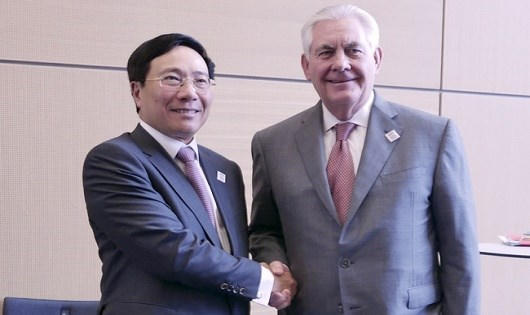 Phó Thủ tướng, Bộ trưởng Ngoại giao Phạm Bình Minh (trái) gặp gỡ Ngoại trưởng Mỹ Rex Tillerson bên lề Hội nghị Bộ trưởng Ngoại giao Nhóm G20 tại Bonn, Đức. (Ảnh TTXVN)