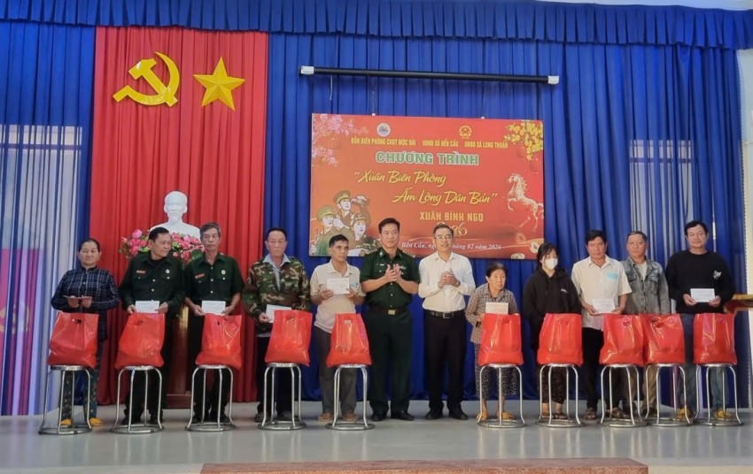 Thượng tá Vi Trung Kiên – Đồn Trưởng Đồn BPCKQT Mộc Bài và ông Trần Hải Sơn - Phó Bí thư Thường trực Đảng ủy xã Long Thuận trao quà cho người dân