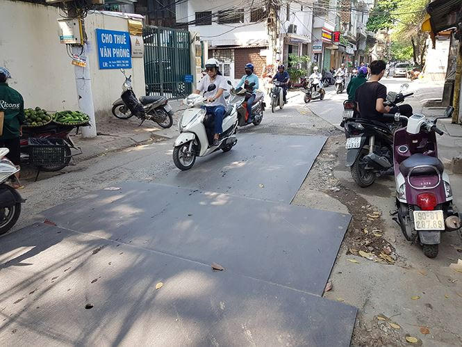 Tại phố Lương Yên (quận Hai Bà Trưng), bắt đầu từ số nhà 94 Lương Yên đến hết phố, toàn bộ mặt đường bị cày xới, che chắn tạm bằng những miếng thép lớn. Tuy nhiên, công trình đào đường diễn ra hơn 2 tuần nay vô cùng bụi bặm khiến bà con buôn bán tại đây bị ảnh hưởng không nhỏ.