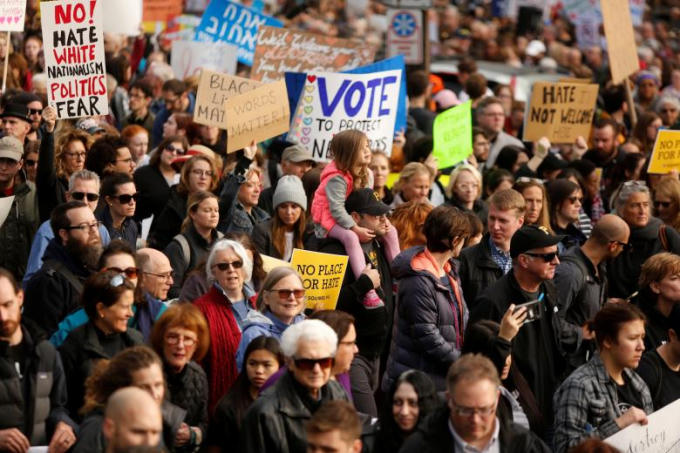 Hầu hết những người biểu tình đều mặc trang phục màu đen. Một số người mang theo hoa, số khác mang biểu ngữ ghi thông điệp: "Không có chỗ cho sự căm ghét".