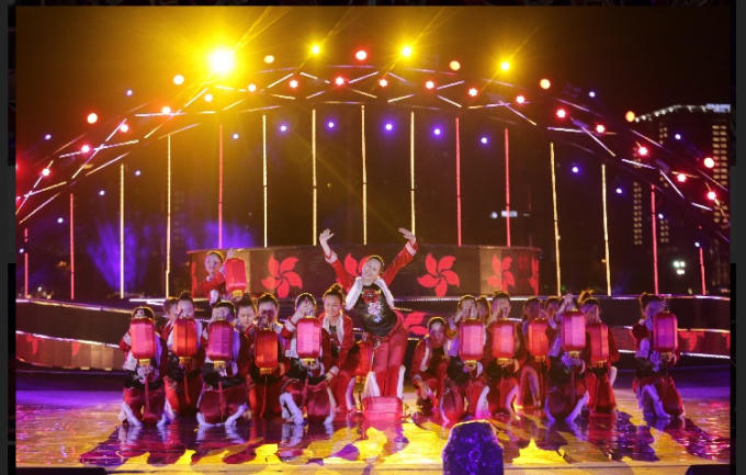 Màn múa dân gian Đèn lồng đỏ gợi lên hình ảnh một thương cảng Hong Kong.