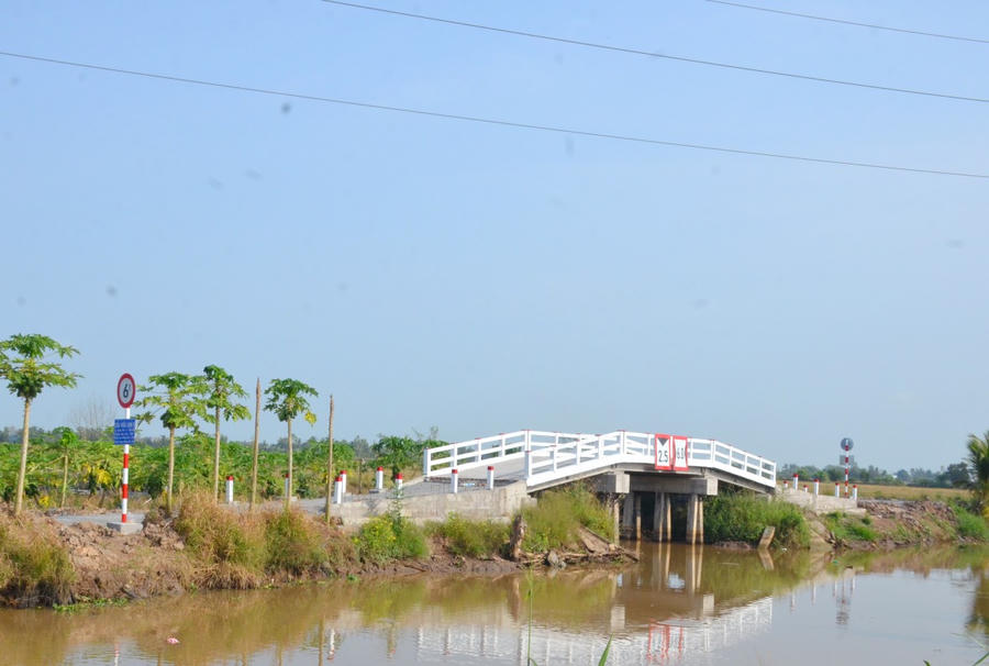 Hạ tầng giao thông tiếp tục được quan tâm đầu tư, góp phần cải thiện đi lại, sản xuất và sinh hoạt của người dân.