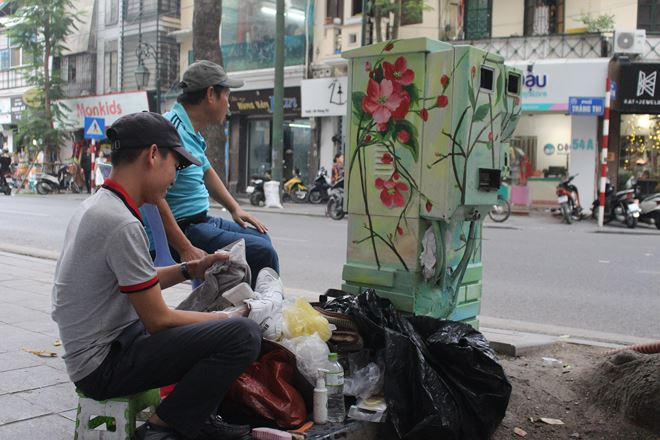 “Dự án này rất hay, từ hôm hoàn thành đến nay có rất nhiều người đi qua thấy lạ dừng lại ngắm nghía và chụp ảnh” - Anh Thành, một người đánh giày trên phố Tràng Thi cho biết