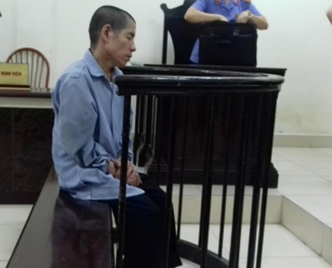 Bị cáo trước vành móng ngựa trong phiên tòa.