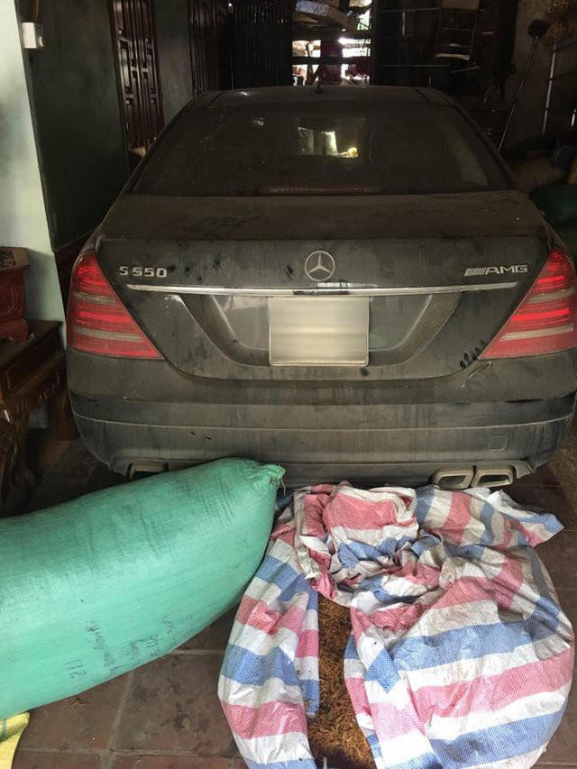 Chiếc Mercedes-Benz S550 AMG bị bỏ xó như đồ phế liệu.