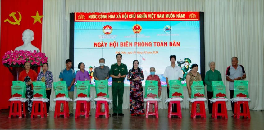 Đại diện lãnh đạo UBND phường Vĩnh Châu và đồn Biên phòng Vĩnh Châu tặng quà cho các hộ gia đình có hoàn cảnh khó khăn tại ngày hội