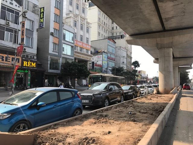 Một nhà hàng trưng dụng lòng đường làm nơi đỗ xe cho khách tại phường Phúc Diễn mà Pháp luật Plus phản ánh.