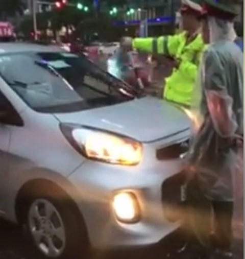 Chiếc xe taxi cố tình cản trở đoàn xe ưu tiên.