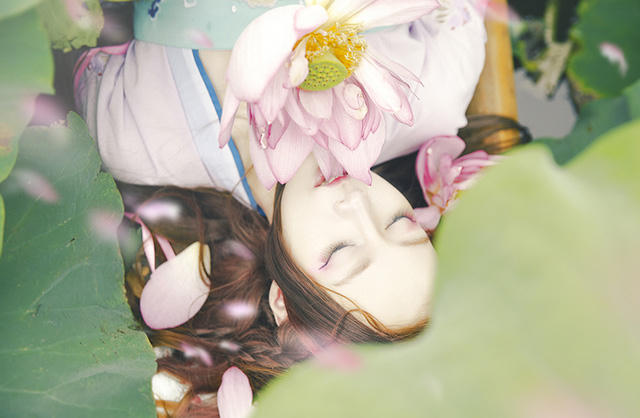 Bộ ảnh này vừa được Chibi thực hiện nhân mùa sen Hà Nội.