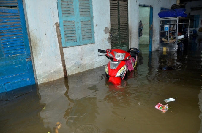 Dân ra gầm cầu ngủ vì nhà ngập nước gần 1m