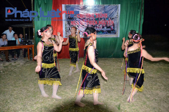 Ngoài chương trình từ thiện còn nhóm cũng kết hợp với chính quyền xã tổ chức giao lưu ca nhạc. 