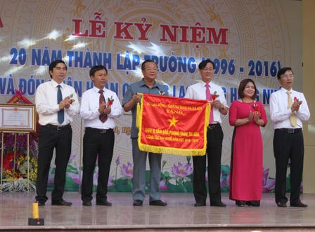 Bộ LĐTB&amp;XH tặng cờ thi đua Đơn vị dẫn đầu phong trao thi đua công tác dạy nghề năm học 2014-2015.                      Toàn cảnh buổi lễ kỷ niệm 20 năm thành lập trường và đón nhận Huân chương Lao động hạng Nhất.