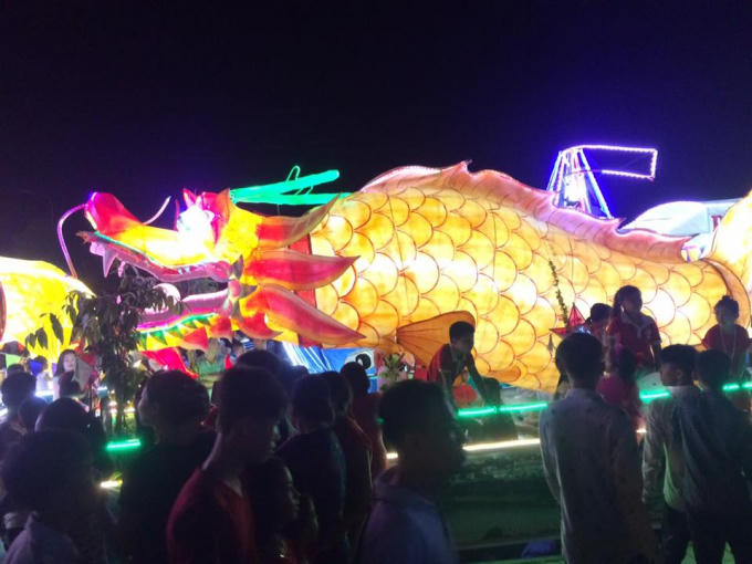 Thành phố Tuyên Quang rực rỡ với những lồng đèn khổng lồ
