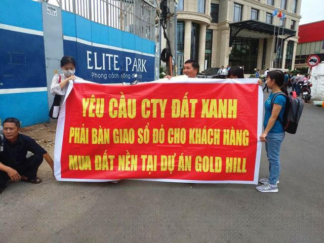 Khách hàng căng băng rôn phản đối Tập đoàn Đất Xanh trên đường Ung Văn Khiêm (phường 25, quận Bình Thạnh).