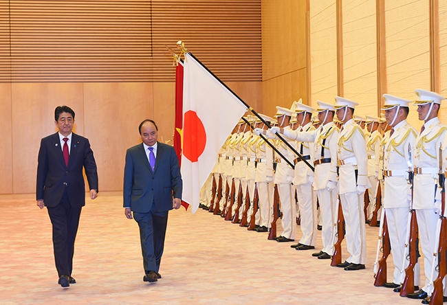 Thủ tướng Nguyễn Xuân Phúc thăm dự hội đàm với Thủ tướng Shinzo Abe (Ảnh: VGP).