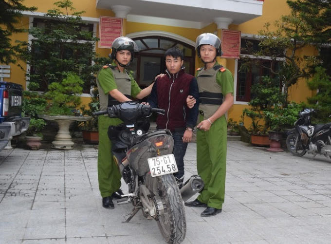 Đối tượng Huy không thể trốn thoát bởi sự kịp thời của các chiến sĩ Phòng CSCĐ tỉnh Thừa Thiên Huế.